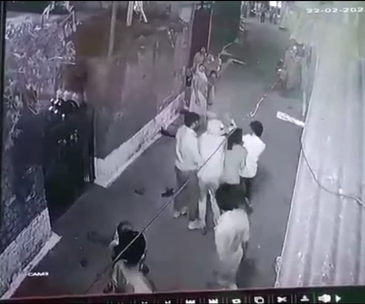 सरेराह युवती से छेड़छाड़-मारपीट, CCTV में वीडियो रिकॉर्ड लेकिन पुलिस ने की सिर्फ खानापूर्ति