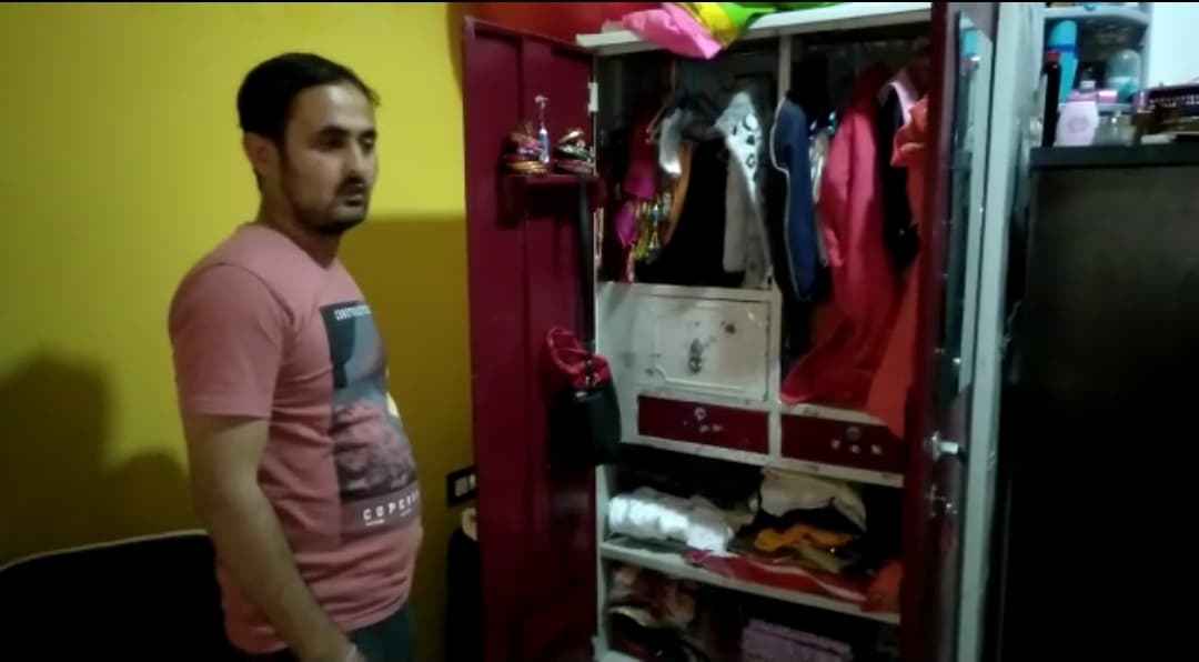 सीसीटीवी की ज़द में आये चोर, अंग्रेजी शराब की दुकान और पटवारी के घर पर बोला धावा