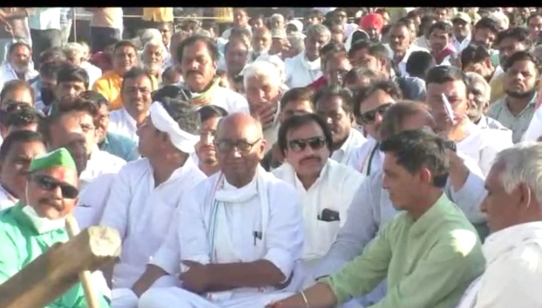 किसान महापंचायत में नीचे लोगों के बीच बैठे दिग्विजय, अरूण यादव ने कही ये बात