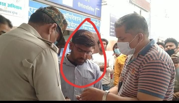 Morena News: जिला अस्पताल में पकड़ा फर्जी डॉक्टर, किया पुलिस के हवाले