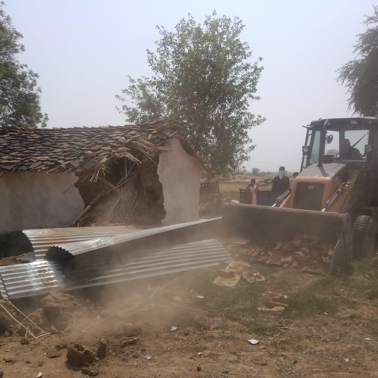 प्रशासन का बुल्डोजर चला, 50 लाख की जमीन अतिक्रमण मुक्त