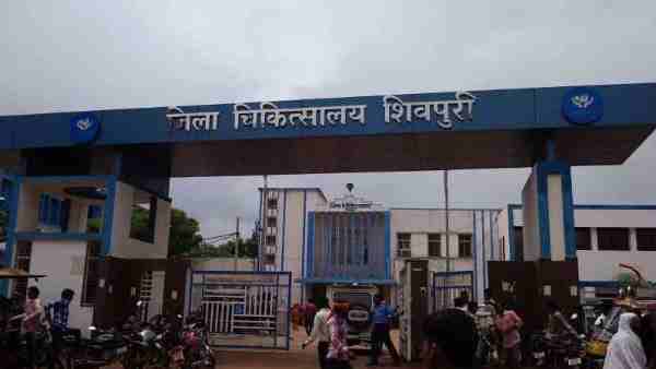 Shivpuri News: मरीजों की बढ़ती संख्या के चलते एक्स-रे फिल्म देना किया बंद, मोबाइल से फोटो खींचने को मजबूर