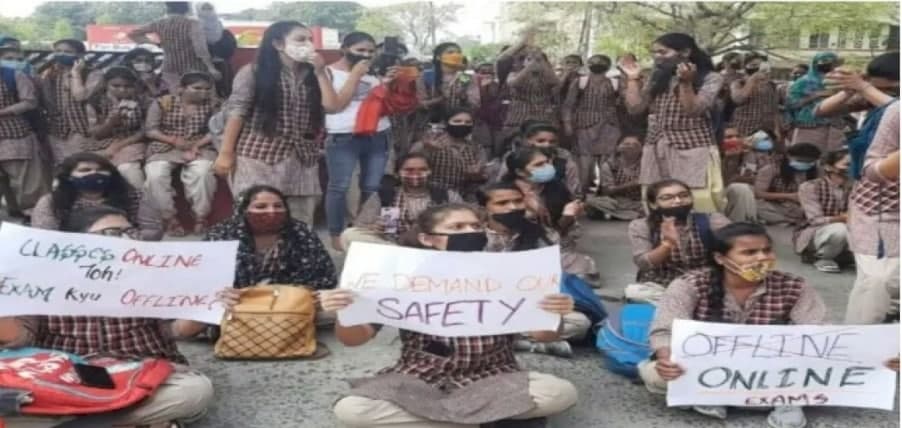 Bhopal News: क्लासेज ऑनलाइन तो परीक्षा क्यों ऑफलाइन, धरने पर नूतन काॅलेज की छात्राएं