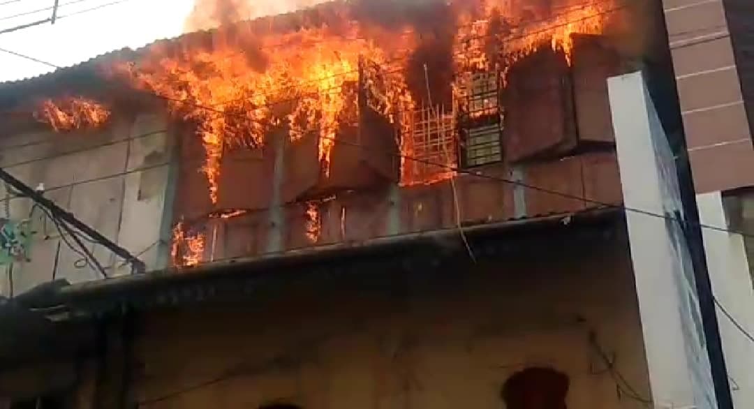 Indore News: मेन स्ट्रीट महू में एक घर में लगी भीषण आग, भीड़ ने रहवासियों को आवाज देकर चेताया