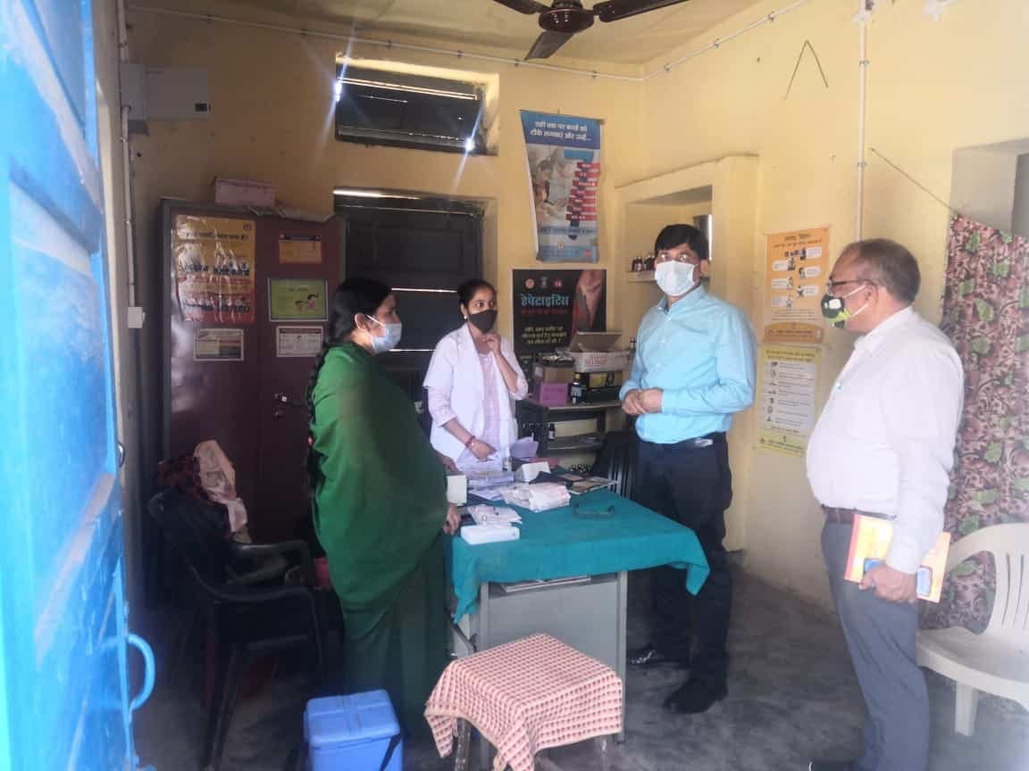 Corona: ग्रामीण क्षत्रों में उतरे अधिकारी, ग्रामीणों को समझाया डरें नहीं सावधानी रखें