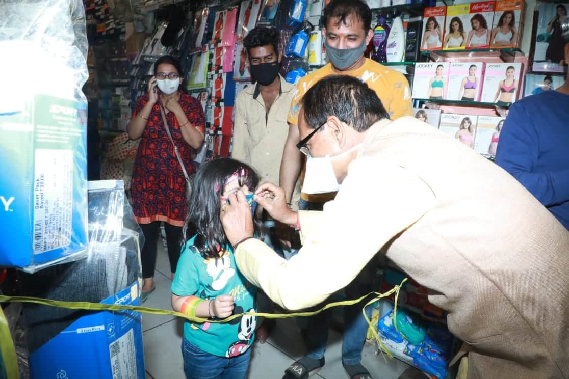 सीएम शिवराज राजधानी की सड़कों पर निकले, लोगों को अपने हाथों से पहनाया मास्क, की ये अपील