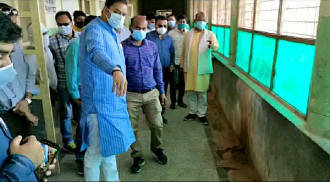 Gwalior : मैनेजर पर भड़के प्रवीण पाठक, बोले- जब पब्लिक पीटेगी तब समझ आएगा