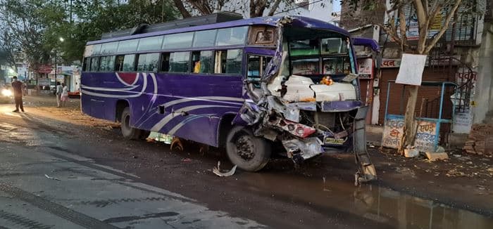 Accident: प्रतिबंध के बाद भी MP सीमा में घुसी महाराष्ट्र की बस, ट्रक से भिड़ंत में 8 यात्री घायल