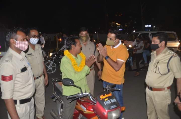 Dewas : मास्क नहीं लगाने वालों पर डीएसपी की अनूठी कार्यवाही, माला पहना कर भेजा जेल