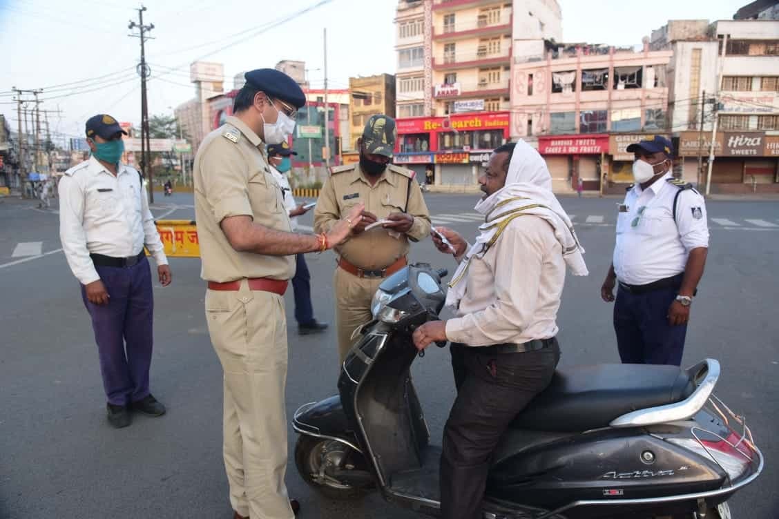 Jabalpur : लॉकडाउन में भी नहीं संभले लोग, बेवजह घूमते मिले सड़कों पर, 500 लोगों पर हुई चालानी कार्रवाई