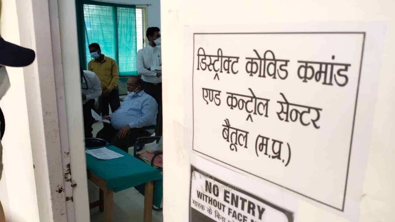 Betul News:  बिगड़ रहे कोरोना से हालात, भोपाल से आए कोविड अधिकारी ने किया कोविड वार्ड का निरीक्षण