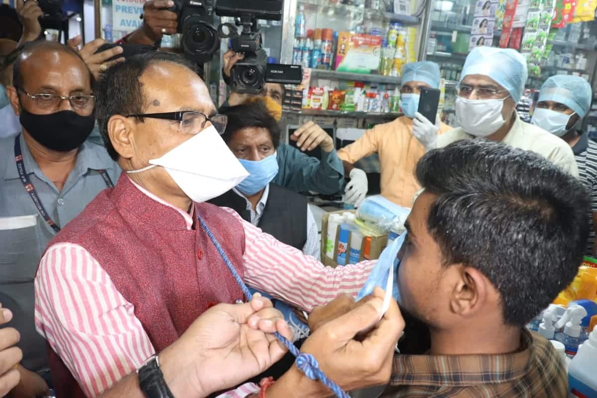 शिवराज पहुंचे 6 नंबर मार्केट, लोगों को पहनाया मास्क, कोरोना के प्रति व्यापारियों को किया जागरूक