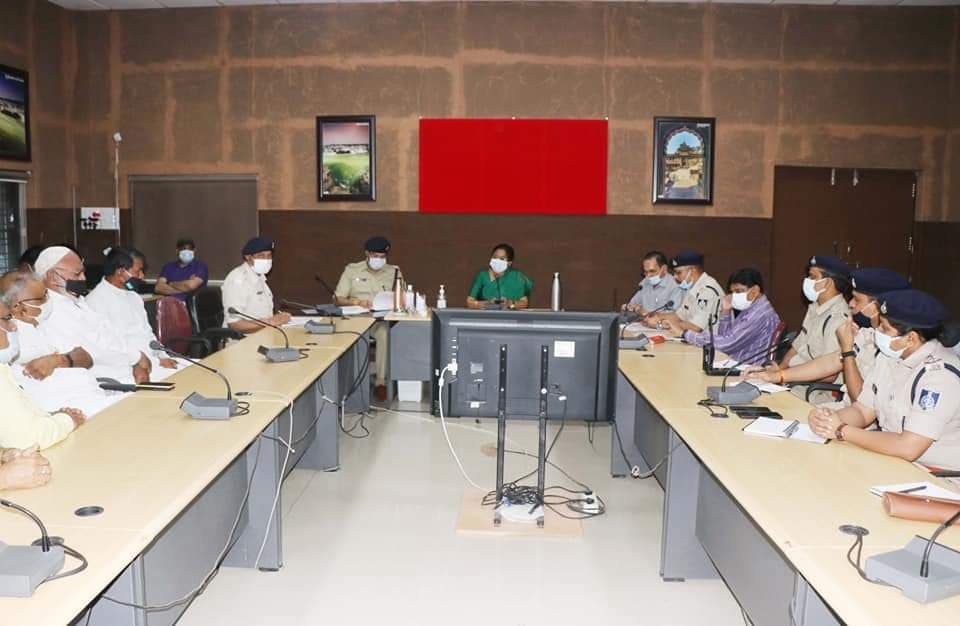 Khargone News : कलेक्टर ने दिए आदेश, सार्वजनिक स्थानों पर नहीं होंगे धार्मिक आयोजन