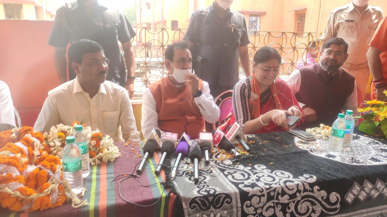 दिग्विजय सिंह के घर पहुंचे गृह मंत्री नरोत्तम मिश्रा, बोले- हम सब आपके परिवार के साथ