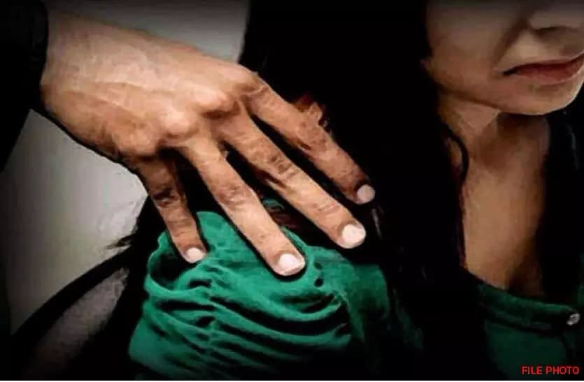 Indore News: आबकारी अधिकारी महिलाकर्मी पर बनाता था संबंध बनाने के लिए दबाव, FIR दर्ज