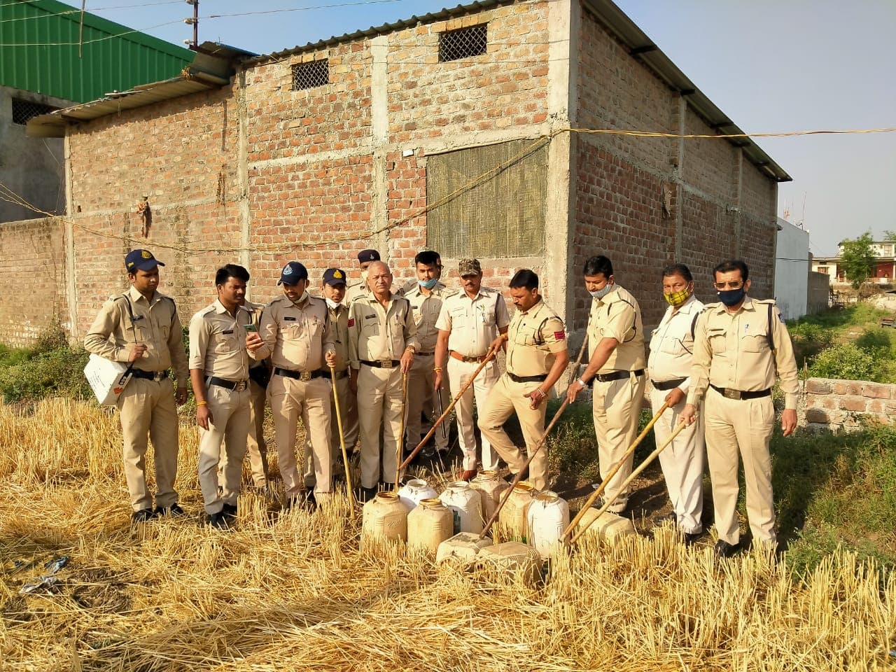 देवास में आबकारी विभाग एवं पुलिस की संयुक्त कार्यवाही, 110 लीटर हाथ भट्टी मदिरा की नष्ट