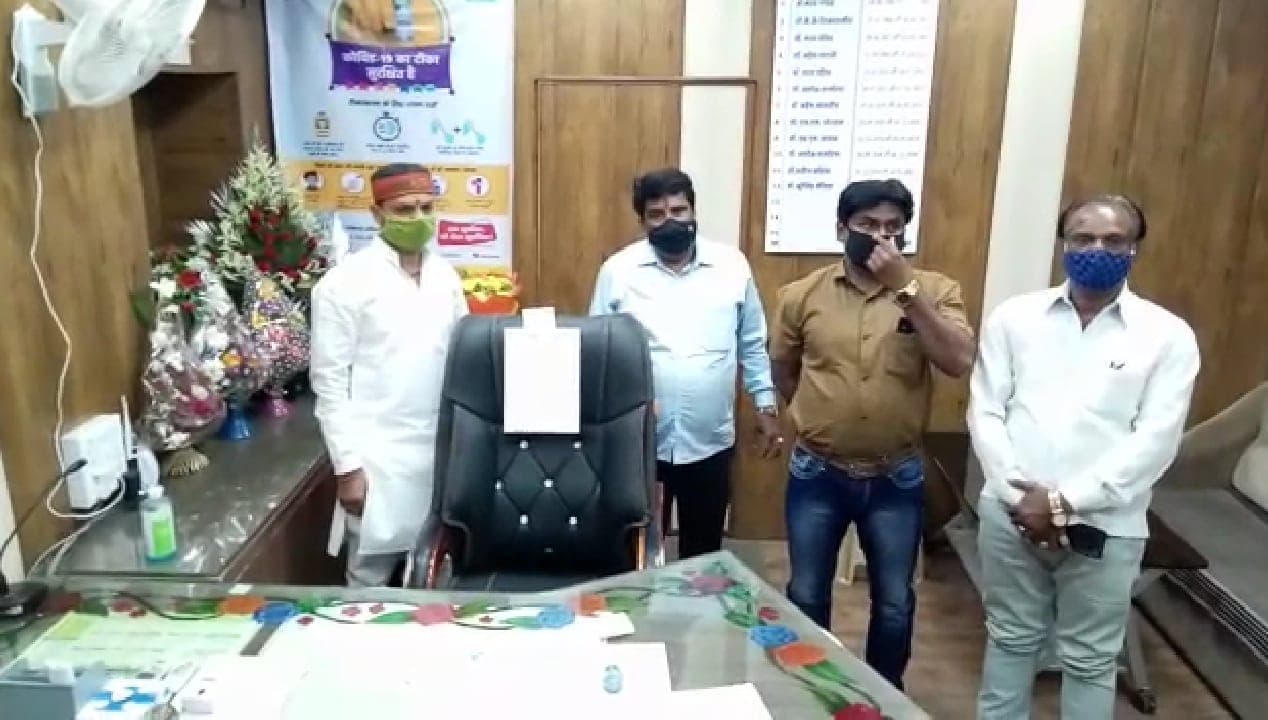 कोरोना को लेकर कांग्रेस का अनौखा विरोध,  CMHO की कुर्सी पर चिपकाया ज्ञापन