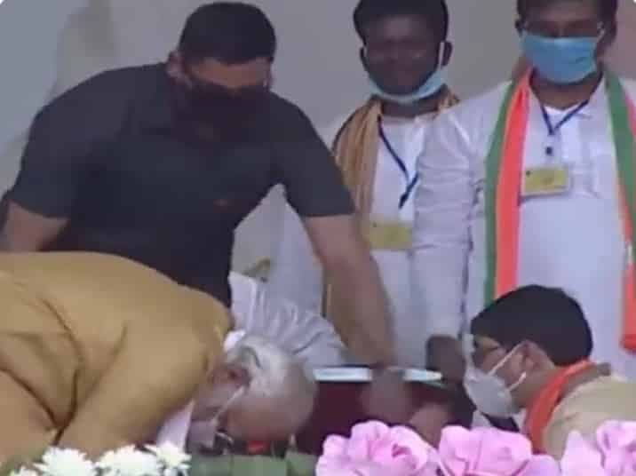 कार्यकर्ता बढ़ा पीएम मोदी के पैर छूने, मोदी ने पलटकर छू लिये कार्यकर्ता के पैर