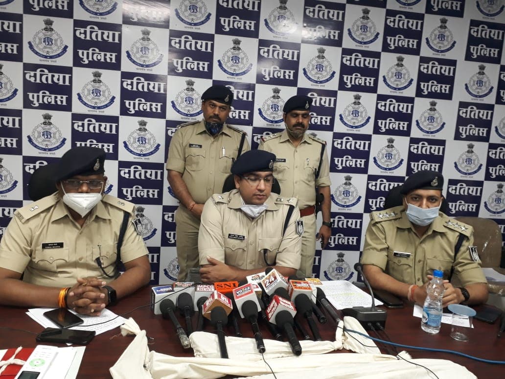 पुलिस के खौफ में दुर्दांत अपराधी, पुलिसिया डंडे पड़े तो मांगने लगा पानी