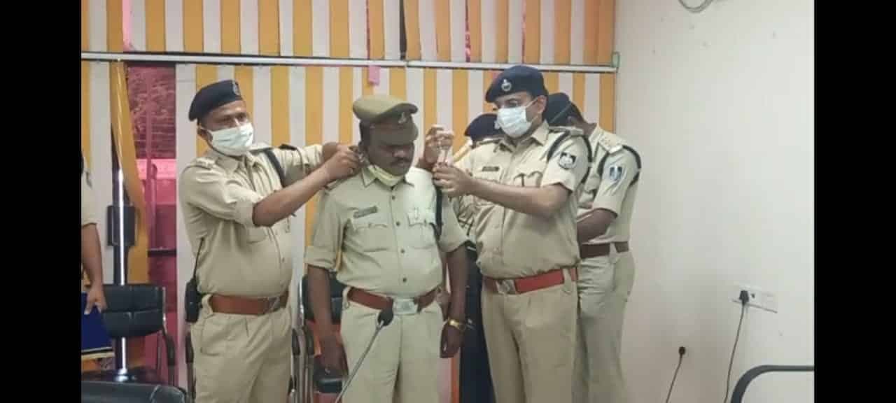 Jabalpur News: 50 उपनिरीक्षक बने निरीक्षक, एसपी ने कंधे पर लगाए स्टार