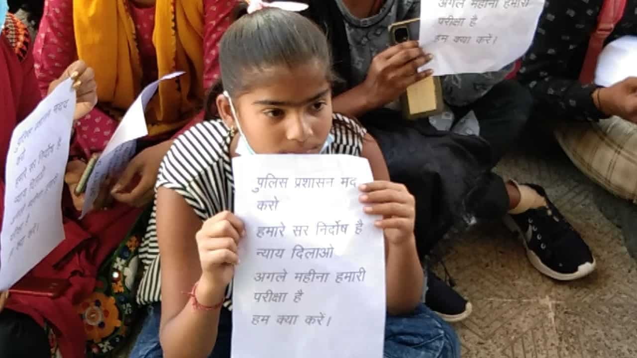 Datia News : कोचिंग संचालक के लिए स्टूडेंट्स ने लगाई न्याय की गुहार, SDOP को सौंपा ज्ञापन