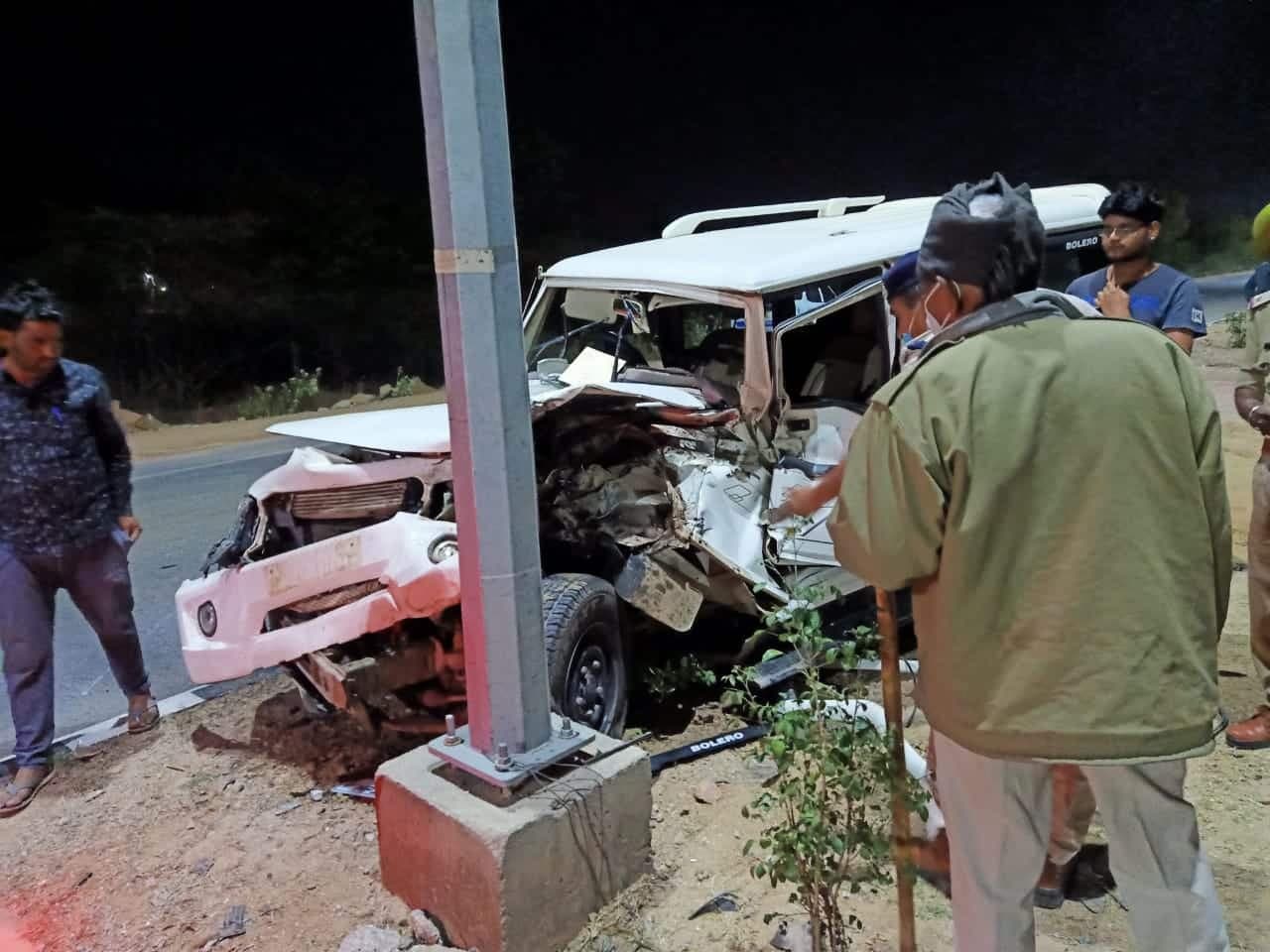 Raisen Accident: भीषण सड़क हादसे में एक ही परिवार के तीन लोगों की मौत