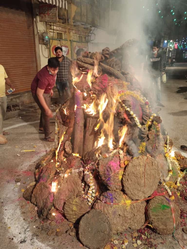 Holi : कोरोना वायरस और अन्य बीमारियों से बचने के लिए नारियल और कंडों की होली जलाई