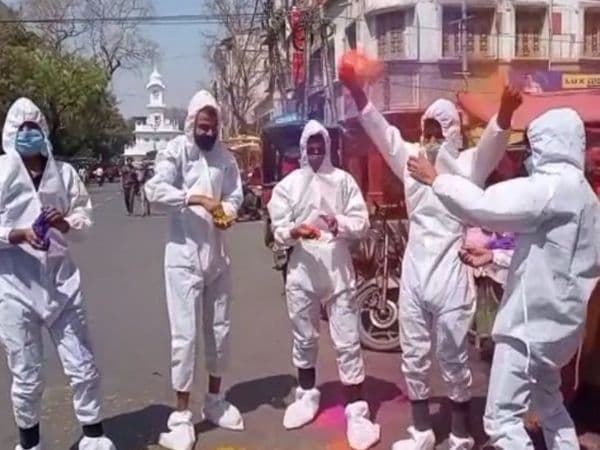 Ujjain News: पीपीई किट पहनकर मेडिकल छात्रों ने अनोखे अंदाज में मनाई होली