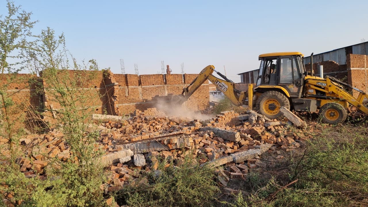 Jabalpur News : भू-माफिया के खिलाफ प्रशासन की कार्रवाई, 6 मकानों को किया ध्वस्त