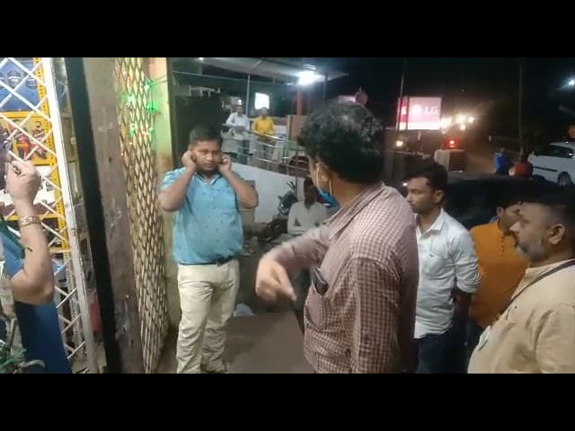 कलेक्टर साहब हुए खफ़ा, शराब दुकान पर कर्मचारी को बनाया मुर्गा, देखिये Video