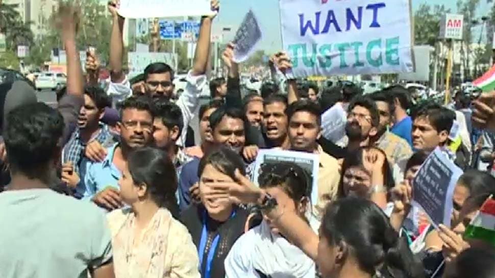Jabalpur : MPPSC के छात्रों ने दिया धरना, मेंस की डेट आगे बढ़ाने की करी मांग