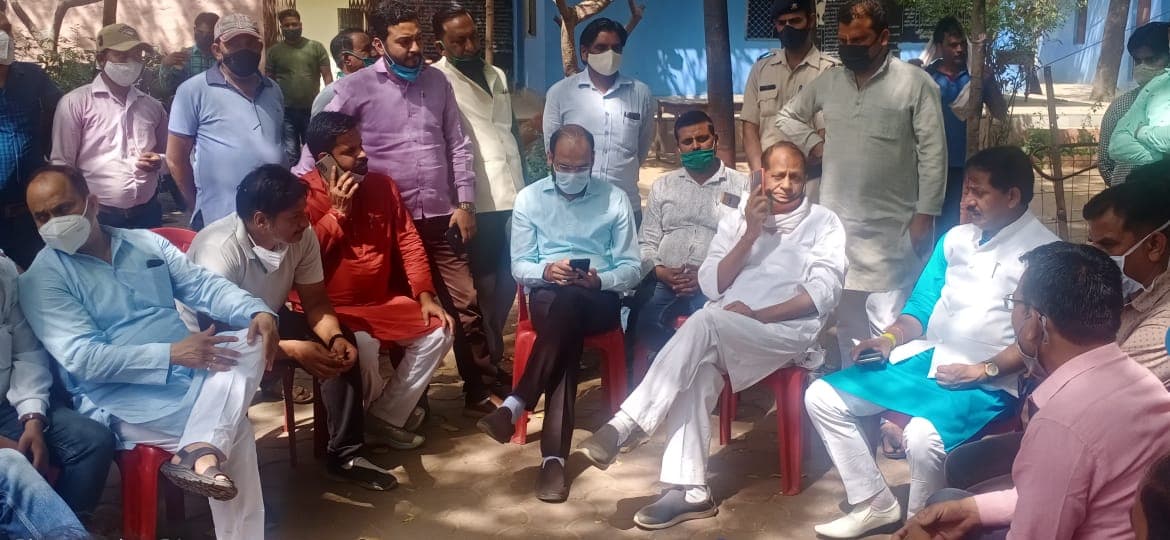 क्षेत्रीय अधिकारी के खिलाफ नगर निगम कार्यालय के बाहर BJP का धरना, Congress ने ली चुटकी