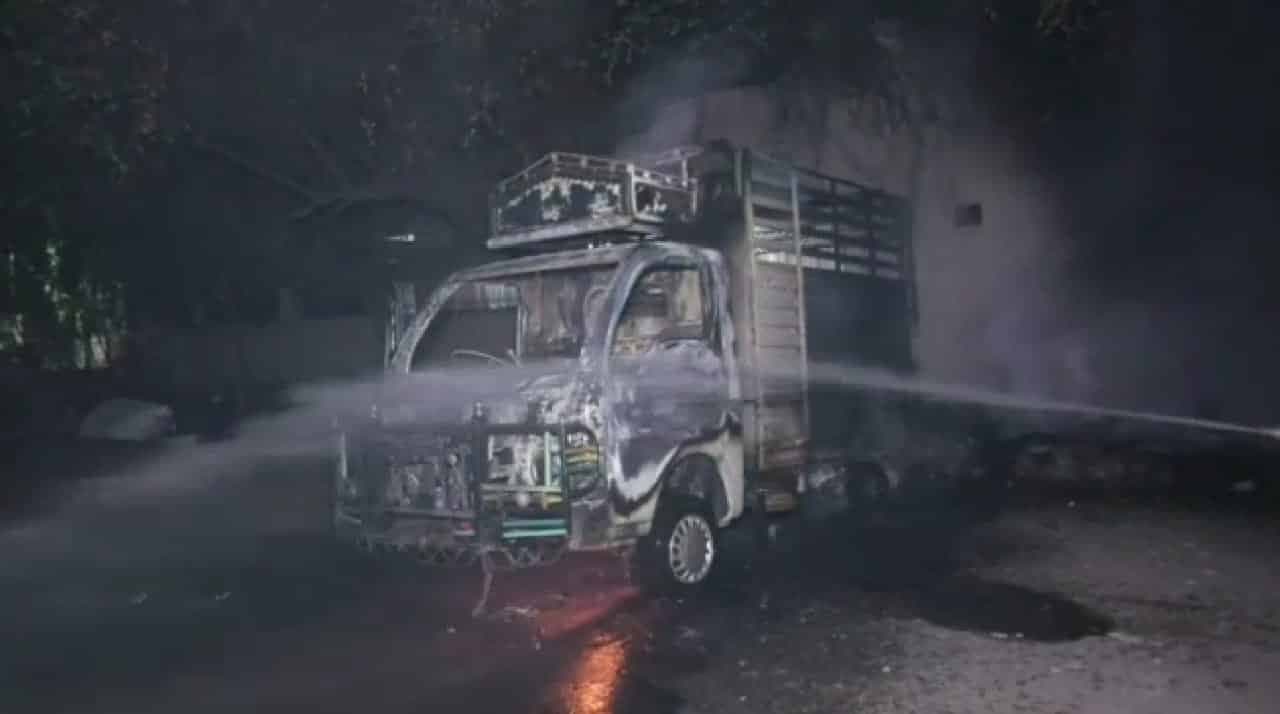 Indore News: आग लगने से लोडिंग रिक्शा और बाइक जलकर हुए खाक