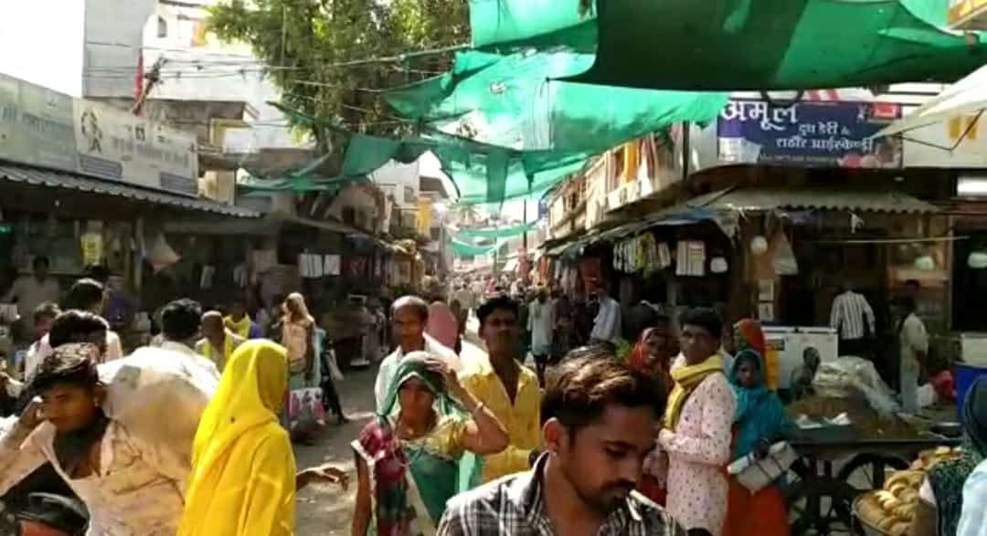 Ratlam News: शहर में सख्ती, ग्रामीण क्षेत्रों में नहीं है कोरोना का भय, भीड़ की डरावनी तस्वीरें आई सामने