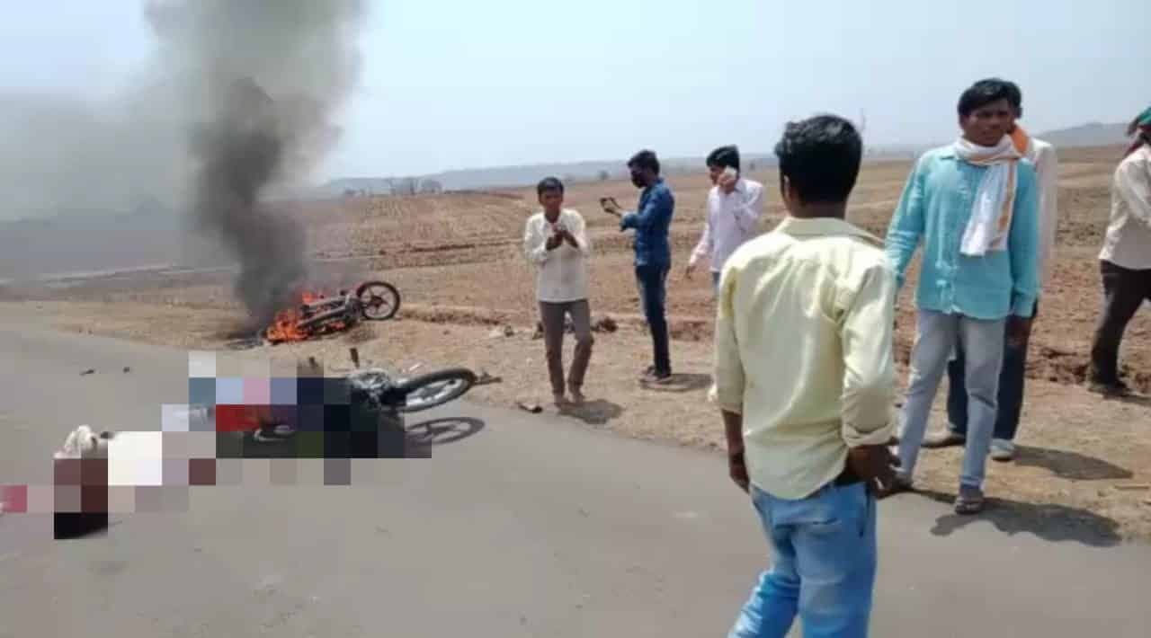दो Bike आपस में टकराई, एक में लगी आग, एक की मौत दो घायल