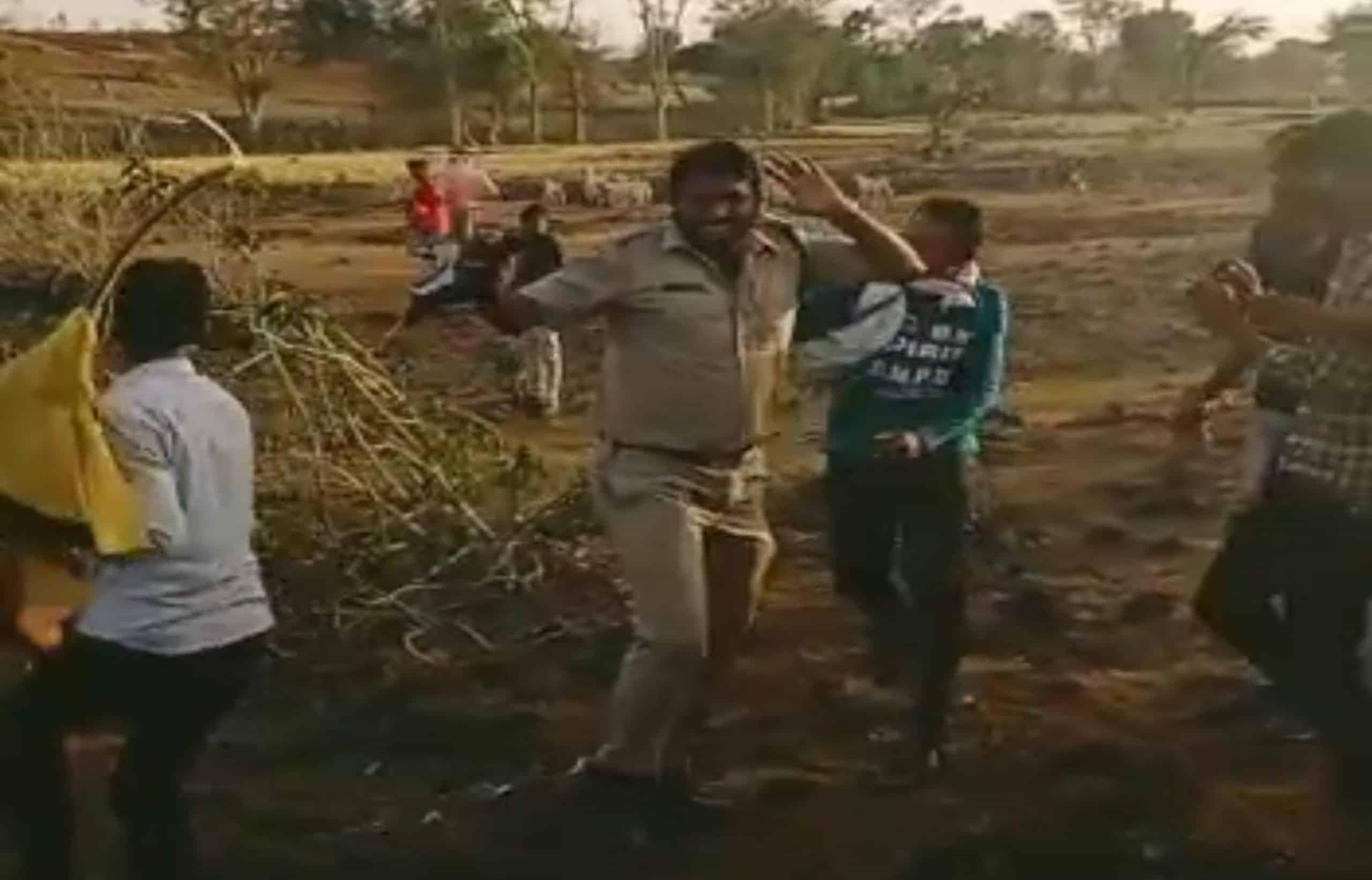 Betul News: समझाइश देने गए पुलिसकर्मियों की पिटाई, Video Viral 