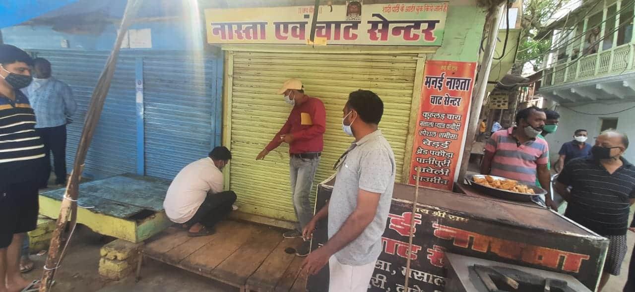 लॉकडाउन में बेच रहा था समोसे, टीम को देख कर्मचारी और ग्राहक को बंद कर भागा दुकानदार