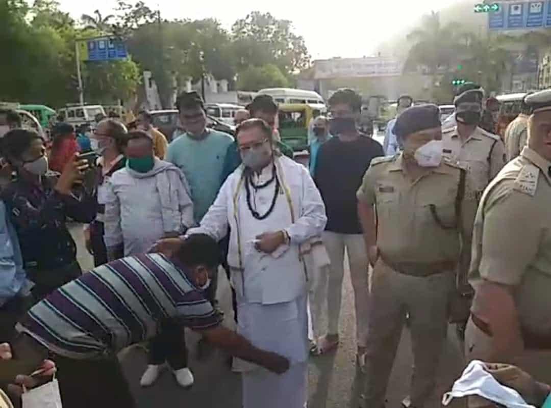CM Shivraj की अपील का असर, लोगों को मास्क पहनाने सड़क पर उतरे धर्म गुरु