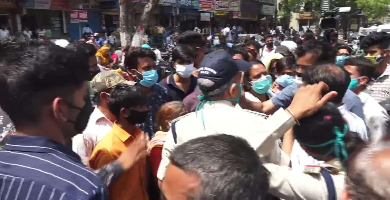 इंदौर में रेमडेसिविर के लिए हाहाकार, सुबह 5 बजे से खड़े लोगों ने किया हंगामा