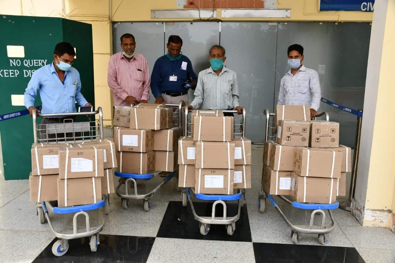 विशेष विमान से प्रदेश सरकार ने ग्वालियर पहुंचाये 2400 रेमडेसिवीर इंजेक्शन
