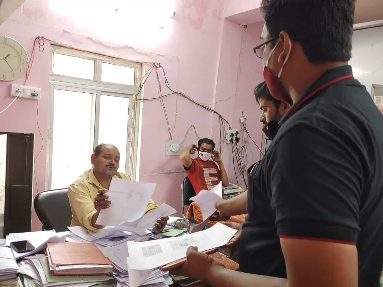 अधिकारी उड़ा रहे कोरोना गाइड लाइन की धज्जियां, न मास्क और न ही सोशल डिस्टेंसिंग