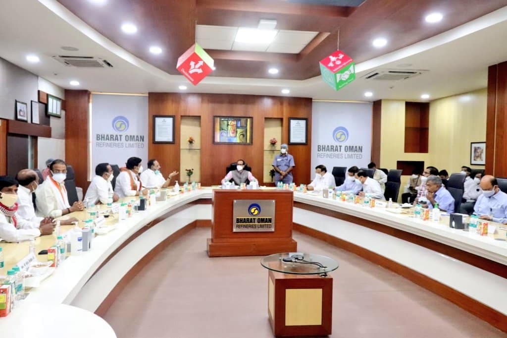 बीना रिफाइनरी में पर्याप्त ऑक्सीजन, बनेगा 1000 बिस्तर का अस्पताल, मुख्यमंत्री ने की समीक्षा