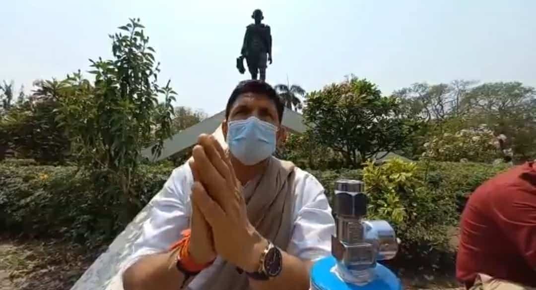 खाली ऑक्सीजन सिलेंडर लेकर धरने पर बैठी कांग्रेस, पीएम मोदी से अपील, सांसें लौटा दो