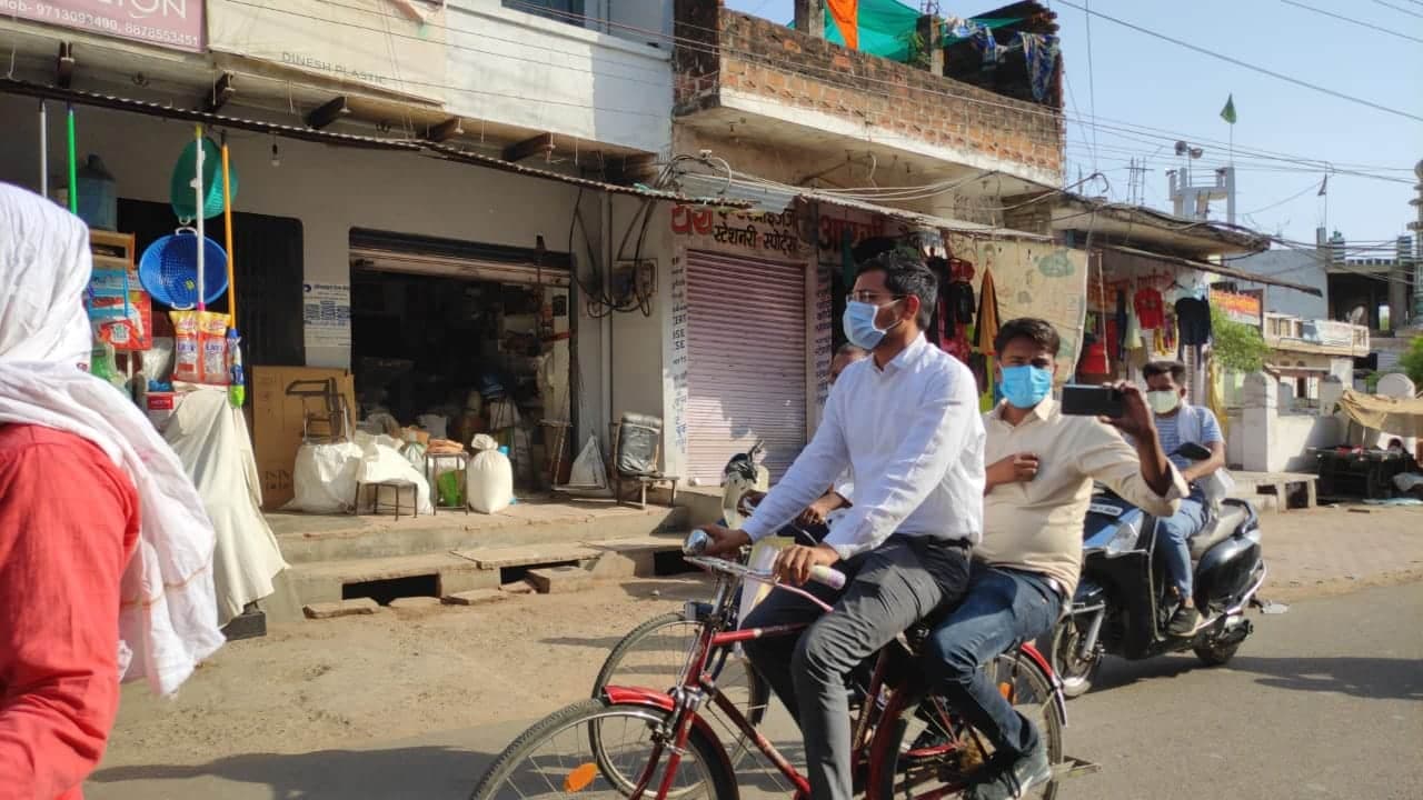 छतरपुर : शहर का हाल जानने साइकिल पर निकले सीएमओ, कोरोना के प्रति लोगों को किया जागरूक
