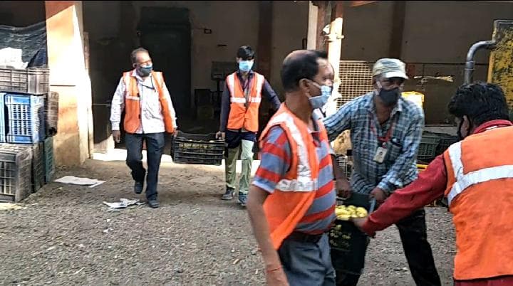 इंदौर में फल मंडी पर नगर निगम की बड़ी कार्यवाही, 30 वाहनों को किया जब्त