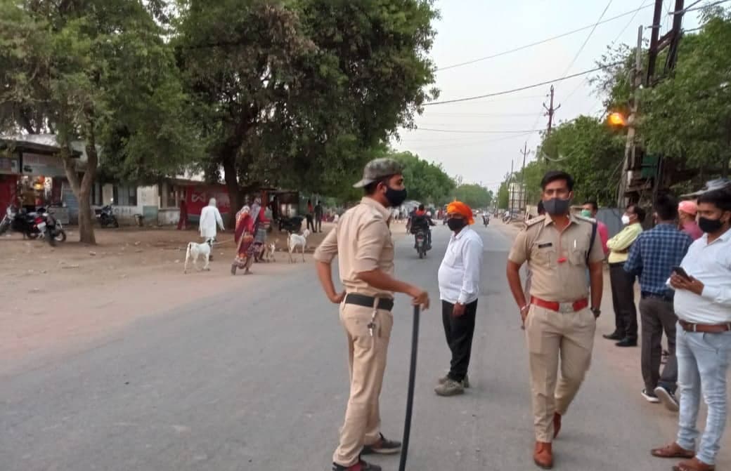 रोको टोको अभियान : सड़कों पर उतरे आला अधिकारी, बिना मास्क वाले लोगों के काटे चालान