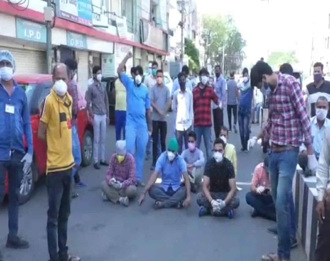 निजी अस्पतालों में ऑक्सीजन ख़त्म, संचालक और परिजन सड़क पर, लगाया जाम