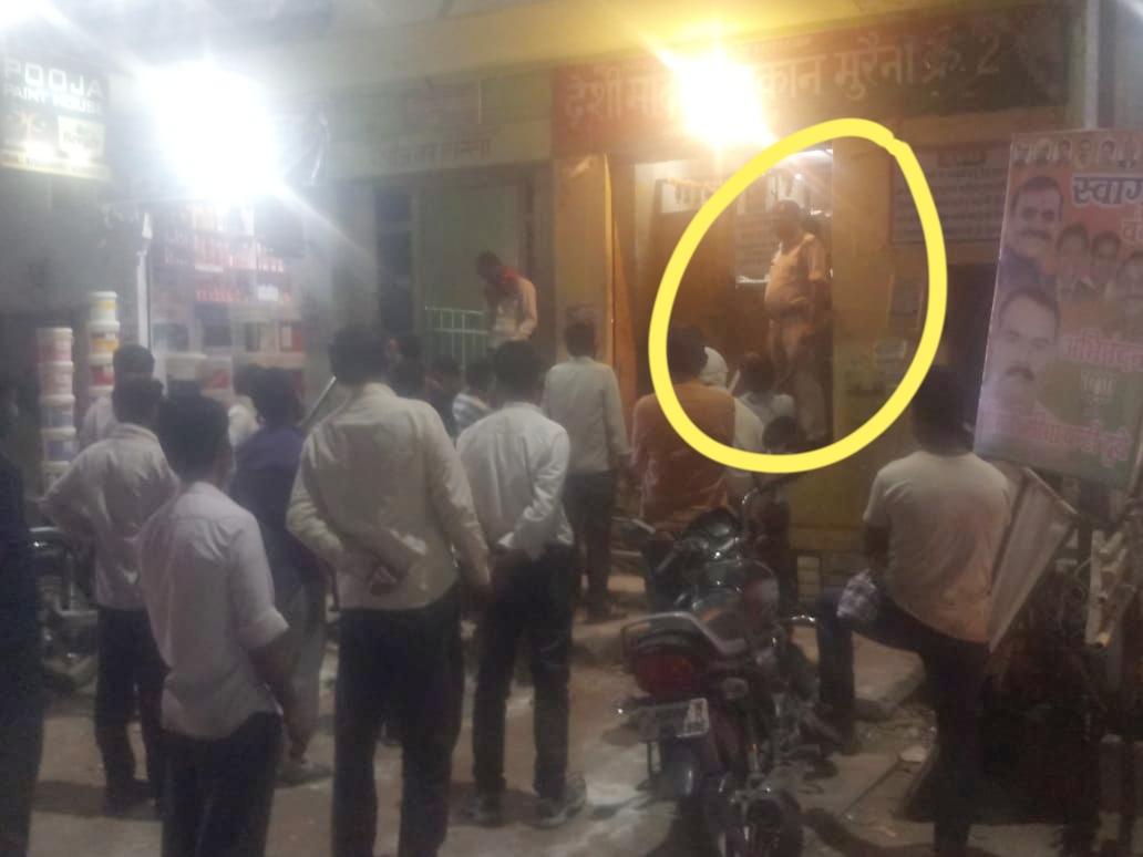 मुरैना : प्रदेश लॉक लेकिन शराब की दुकान ओपन, देखिये लॉकडाउन की धज्जियां उड़ाती तस्वीर