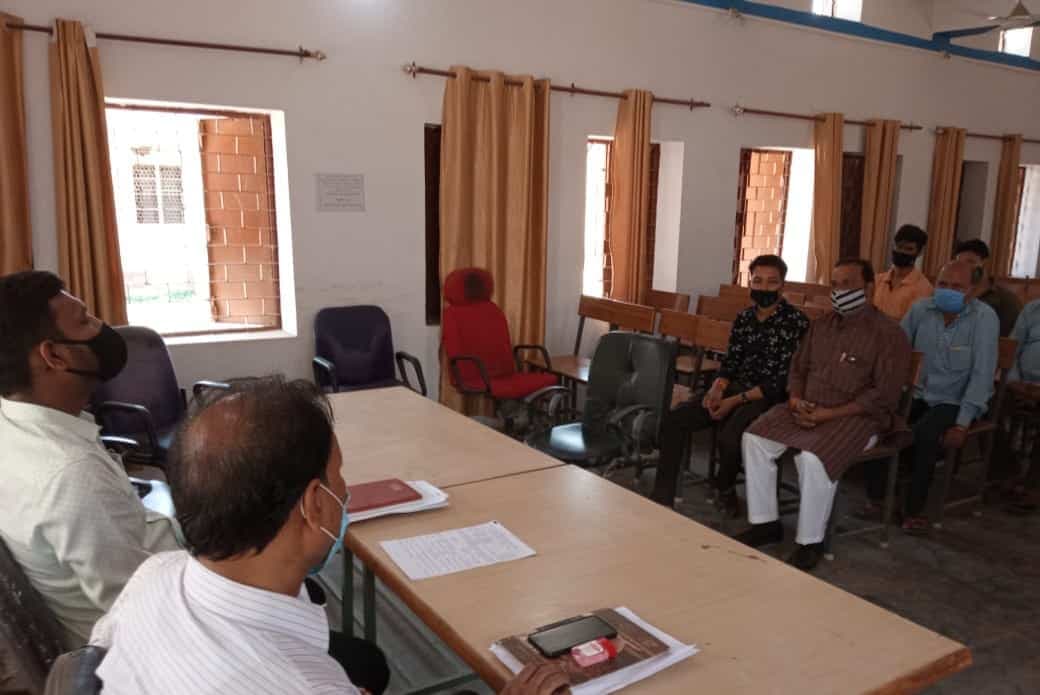कोरोना कर्फ्यू : एसडीएम ने बस ऑपरेटर्स और किराना व्यापारियों के साथ की बैठक, दिए जरूरी निर्देश