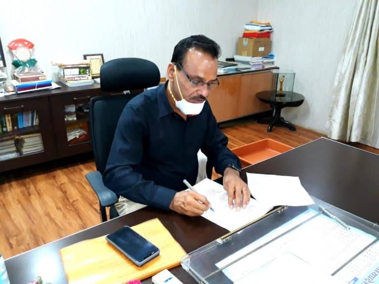 बड़वानी कलेक्टर की बड़ी कार्रवाई- 4 शिक्षक निलंबित, 12 की वेतन वृद्धि रोकी
